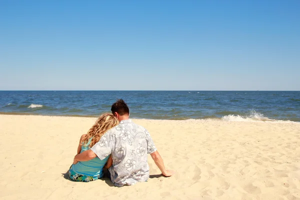 Casal na praia de verão — Fotografia de Stock