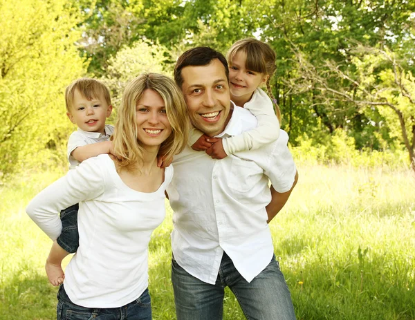 Mladá krásná rodina — Stock fotografie