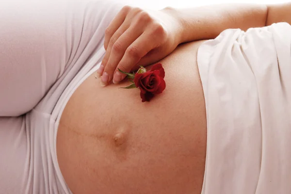 Ventre de femme enceinte avec fleur — Photo