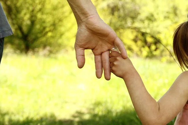 Anne-Baba çocuk el ile — Stok fotoğraf