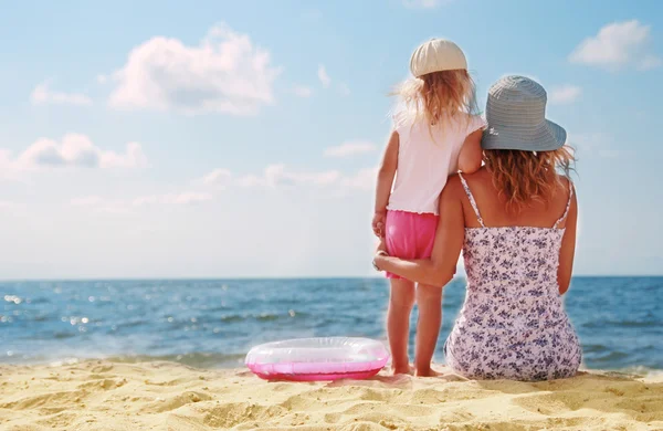 Mamá e hija pequeña en la playa — Foto de Stock