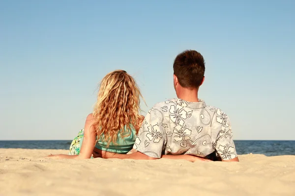 Couple on summer beach — Stock Photo, Image