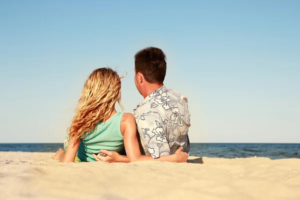 Couple on summer beach — Stock Photo, Image