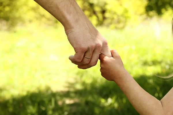 Padre sosteniendo la mano de un niño — Foto de Stock