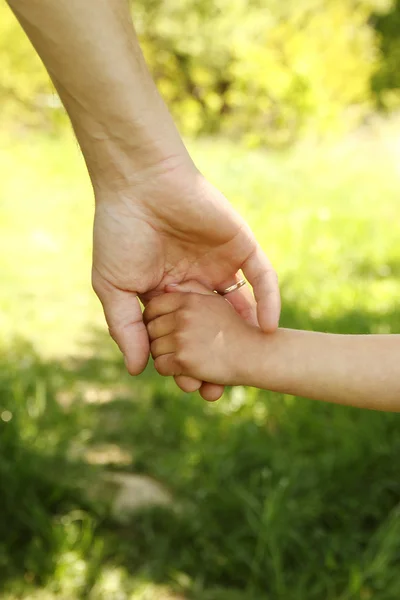 Padre sosteniendo la mano de un niño — Foto de Stock