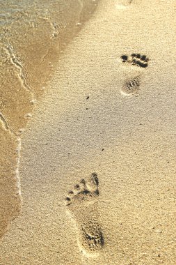 kum üzerinde insan ayak izleri