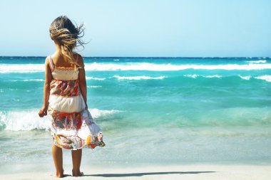 kıyısında küçük kız