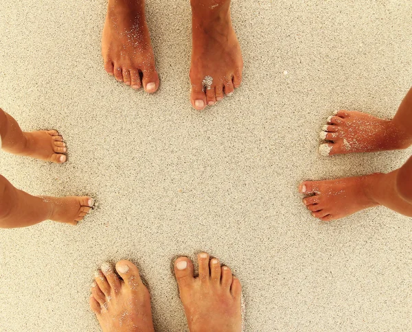 Família pés na praia de verão — Fotografia de Stock