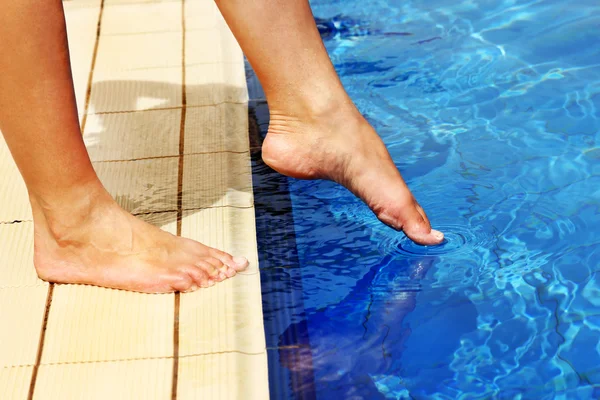 Kvinnliga ben nära pool — 图库照片