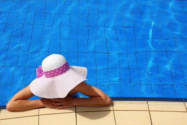 Girl in hat in water — Stock Photo, Image