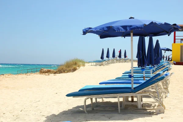 Sillas de cubierta en la playa — Foto de Stock