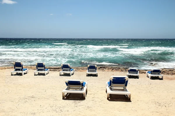 Sillas de cubierta en la playa — Foto de Stock