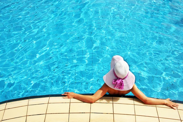 Girl in hat in water — Stock Photo, Image