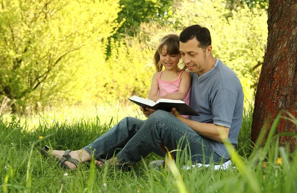 Padre con hija libro de lectura —  Fotos de Stock