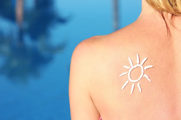 Creme em forma de sol nas costas — Fotografia de Stock