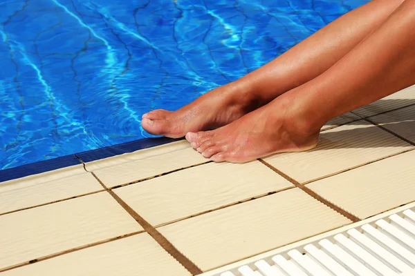 Gambe femminili vicino alla piscina — Foto Stock