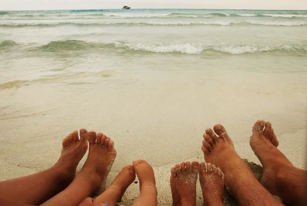 Сімейні ноги на літньому пляжі — стокове фото