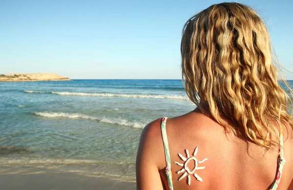 Crema en forma de sol en la espalda —  Fotos de Stock