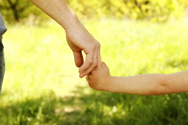 Mano genitore con bambino — Foto Stock