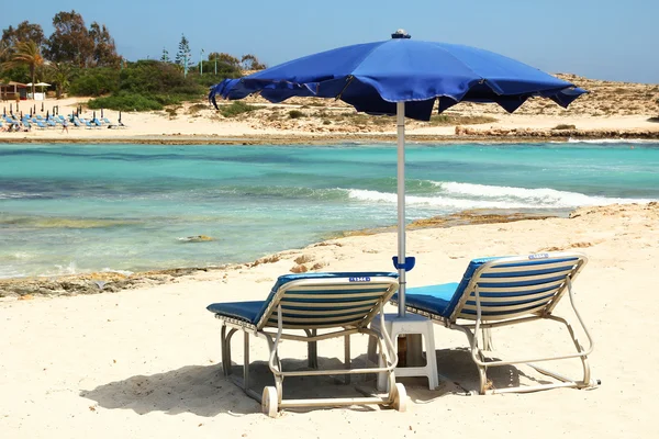 Sillas de cubierta en la playa — Foto de Stock