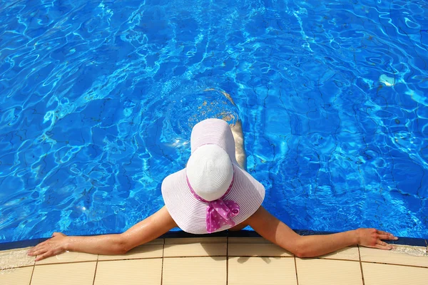 Meisje in hoed in water — Stockfoto