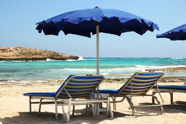 Ligstoelen op het strand — Stockfoto