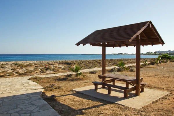 Wooden gazebo near sea — Stock Photo, Image