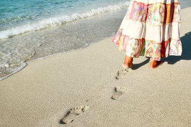 Kız Sahilde yürüyüş