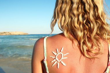 kadın sırtına krem