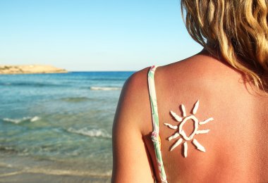 kadın sırtına krem