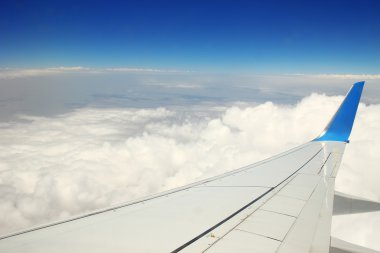 Bulutlar uçak kanadının