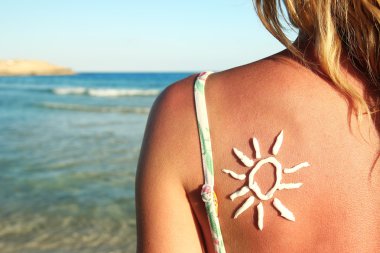 kadın sırtına krem