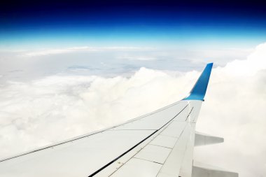 Bulutlar uçak kanadının