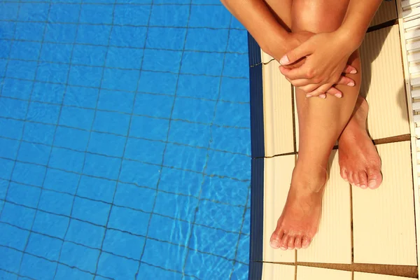 Havuz oturan kadın — Stok fotoğraf