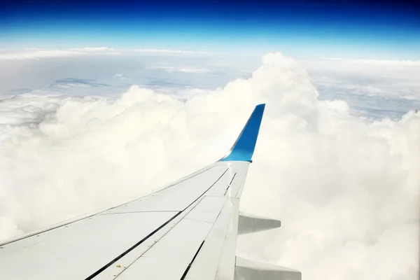 飞机在云层的翅膀 — 图库照片