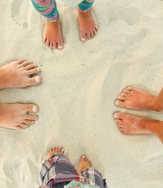 Familie voeten op zand — Stockfoto