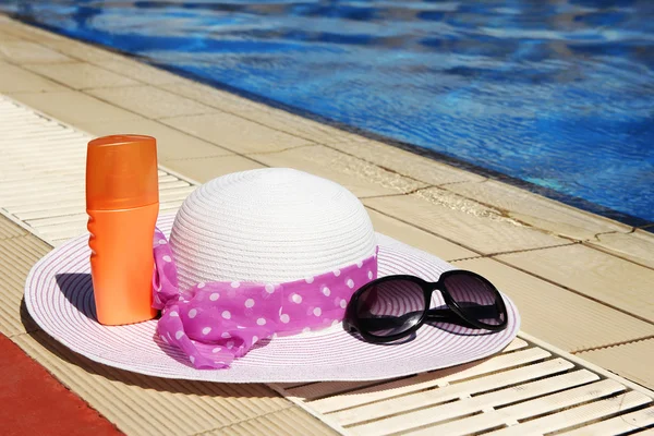 Acessórios de verão perto da piscina — Fotografia de Stock