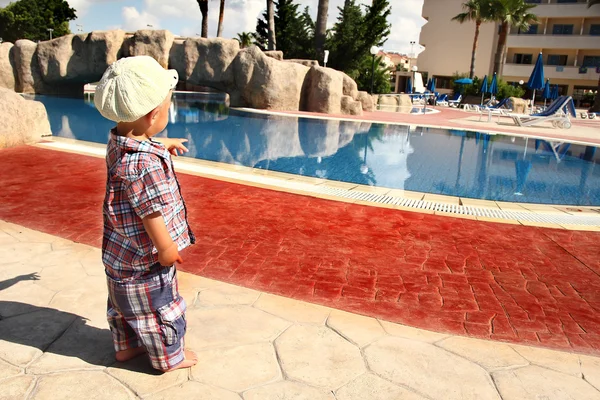 Child near swimming pool — Stock Photo, Image