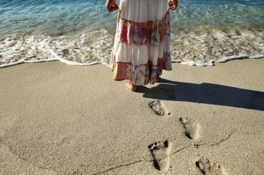 Kum deniz kenarında üzerinde ayak izleri