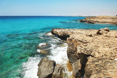 Kayalıklı deniz kıyısı