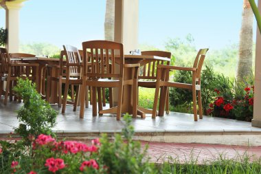 Masa ve sandalyeler üzerinde kafe