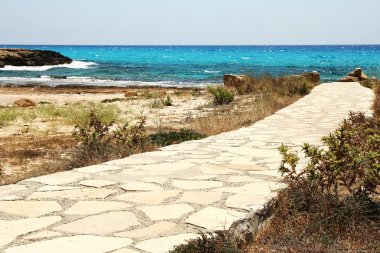 patika deniz kenarına taşlarla