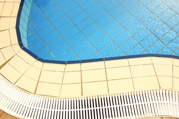 蓝色的水游泳池 — 图库照片