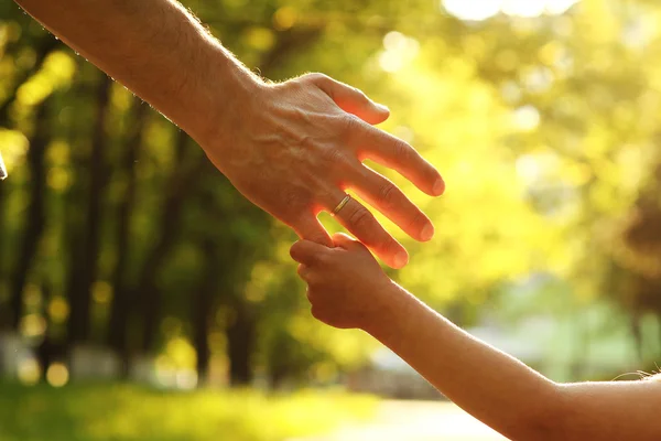 Eltern halten die Hand eines Kindes — Stockfoto