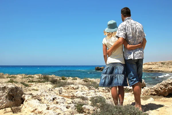 Junge und Mädchen am Strand — Stockfoto