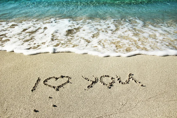 Corazón en la arena en la playa —  Fotos de Stock