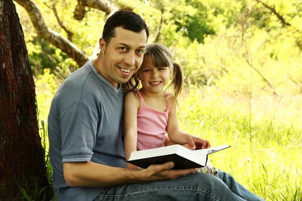 Vater mit Tochter liest Buch — Stockfoto