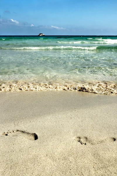 Fotspor på sanden på stranda – stockfoto