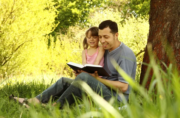 Father with daughter reading book — Stock Photo, Image