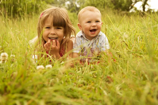 Brother and sister in field — Stock Photo, Image